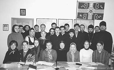Преподаватель новогреческого языка А. Соколюк (пятый справа), игумен Тихон (Зайцев) (первый справа), иеромонах Дионисий (Шлёнов) (третий справа) с группой семинаристов и академистов, изучающих новогреческий язык