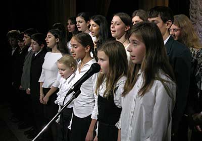 Учащиеся школы при храме Всех Святых на Кулишках поют гимн Греции