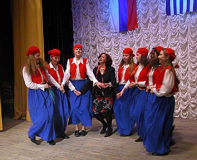 2. Василики Папафанасиу со своими ученицами представили греческие народные танцы. 
