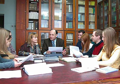 Профессор Д. Яламас и ст. преподаватель А. Михайлова с группой студентов в библиотеке кафедры