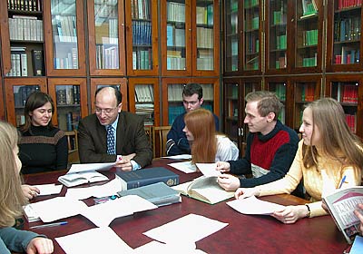 Профессор Д. Яламас и ст. преподаватель А. Михайлова с группой студентов в библиотеке кафедры